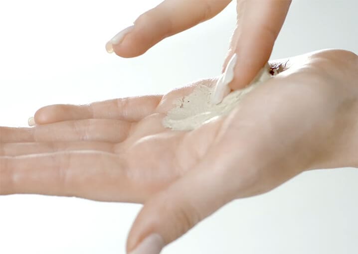 totes-meer-schlamm-maske-gesichtspflege-gesichtsmaske-schaebens-algen-zink-mineralien-aloe-vera-kamille-intensiv-reinigend-anwendung-hand