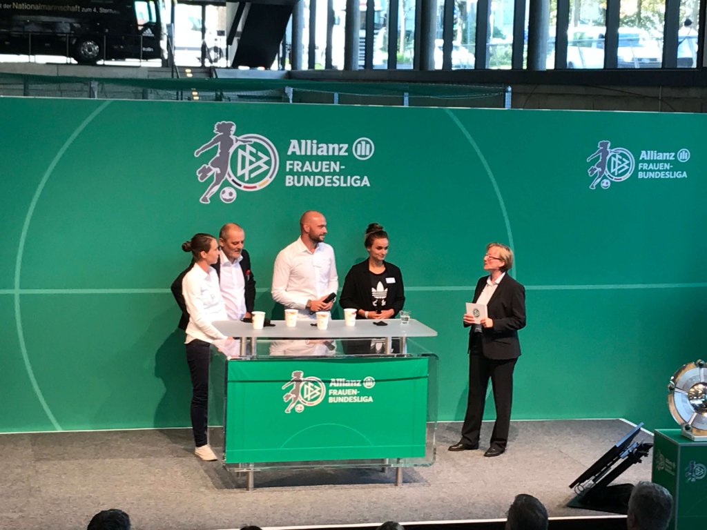 Auf Einladung vom DFB hat der neue Haupt- und Trikotsponsor Schaebens, mit seinem geschäftsführenden Gesellschafter, Herrn Heiko Hünemeyer mit Ehefrau und Herrn Mark Fauler als 2. Vorsitzender des Fan-Projektes 1. FC Köln, an der Auslosung der 2. Runde des DFB Pokals der Frauen im Deutschen Fußballmuseum in Dortmund am 28.08.17 teilgenommen.