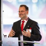 IMG_9977 Herr Hünemeyer spricht an einem Rednerpult auf der 20-jährigen Maskenjubiläumsfeier