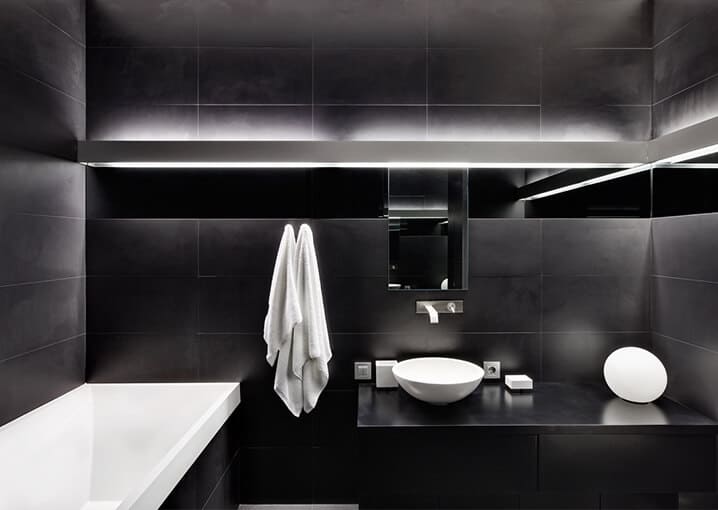 badezimmer-bad-badewanne-schwarz-weiß-schaebens-gesichtspflege-pflege-gesichtsmaske-maske