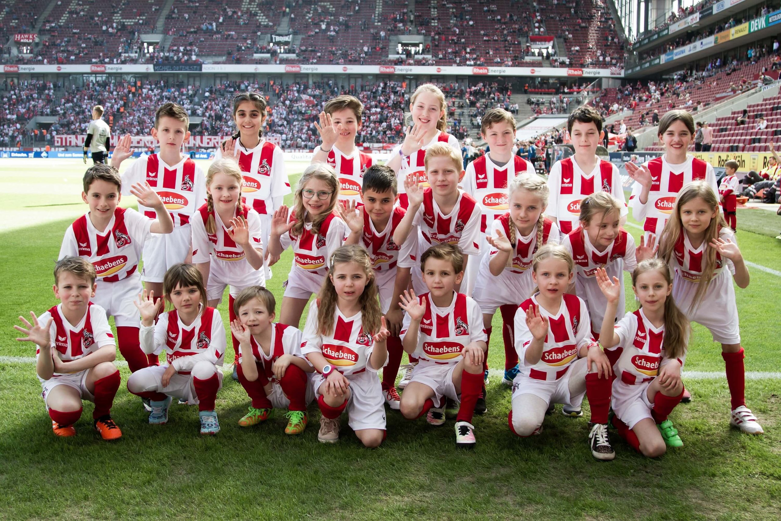 fc-schaebens-einlaufkinder-rheinenergiestadion