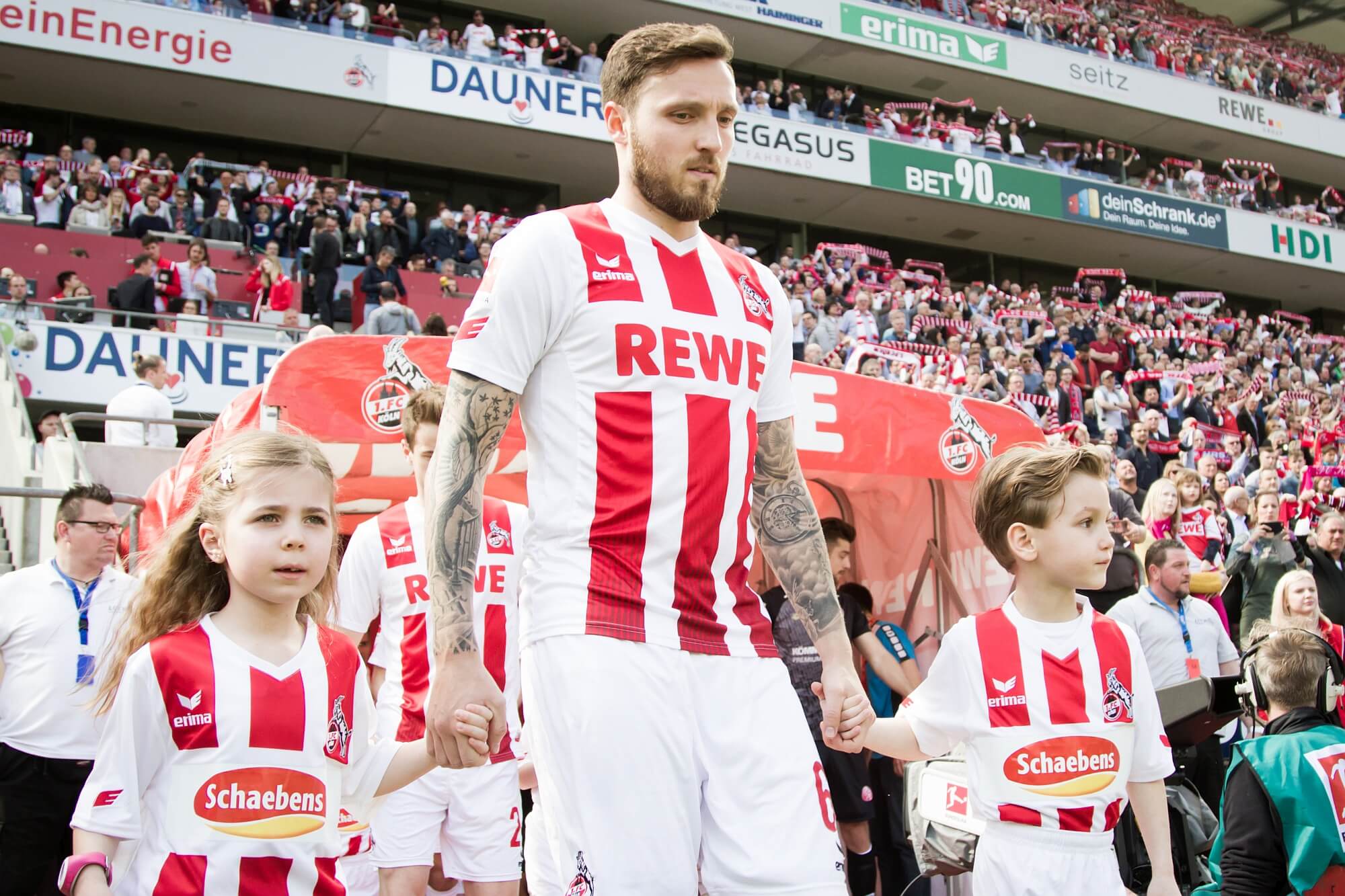 fc-partner des tages-schaebens-höger-einlaufkinder-rheinenergiestadion