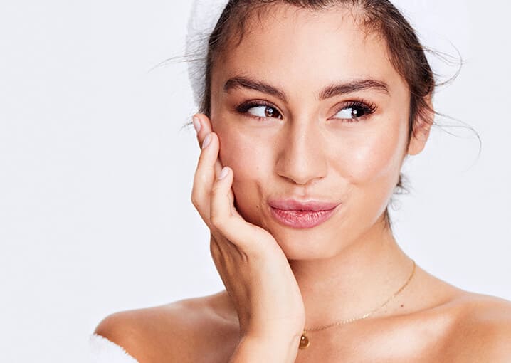beauty-lift-serum-gesichtspflege-schaebens-camellia-japonica-blüte-tetrapeptid-falten-filter-spannkraft-hautglättung-hautelastizität-glättung-straffung-pflege-faltenreduktion-milena-favorit-milenalesecret-anwendung-portrait