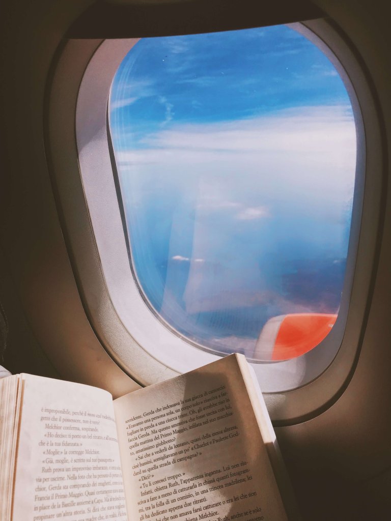 schaebens-handgepäck-packliste-flugzeug-fenster