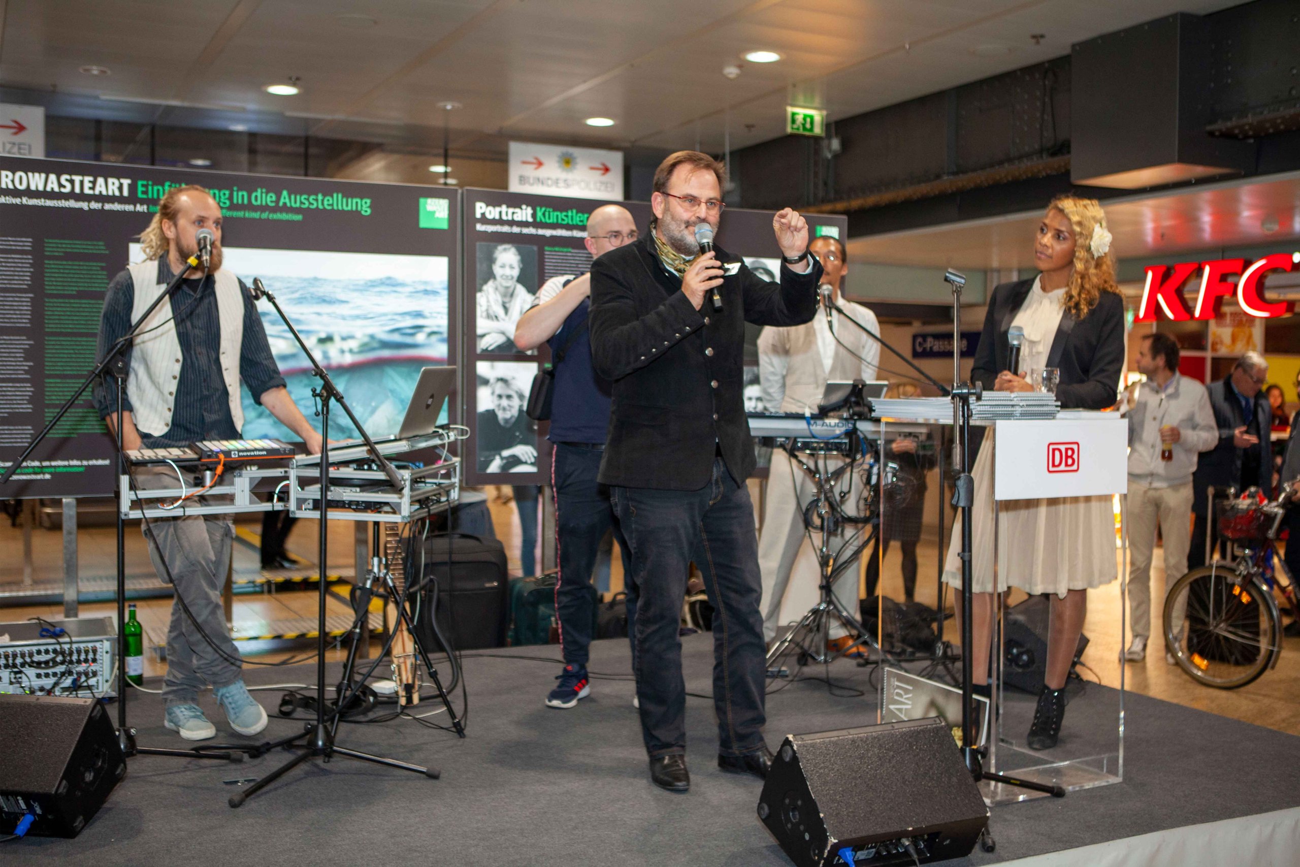 ZEROWASTEART_7 schaebens-zerowasteart-kunst-umwelt-partner-plastikmuell-interaktiv-kunstausstellung-hauptbahnhof