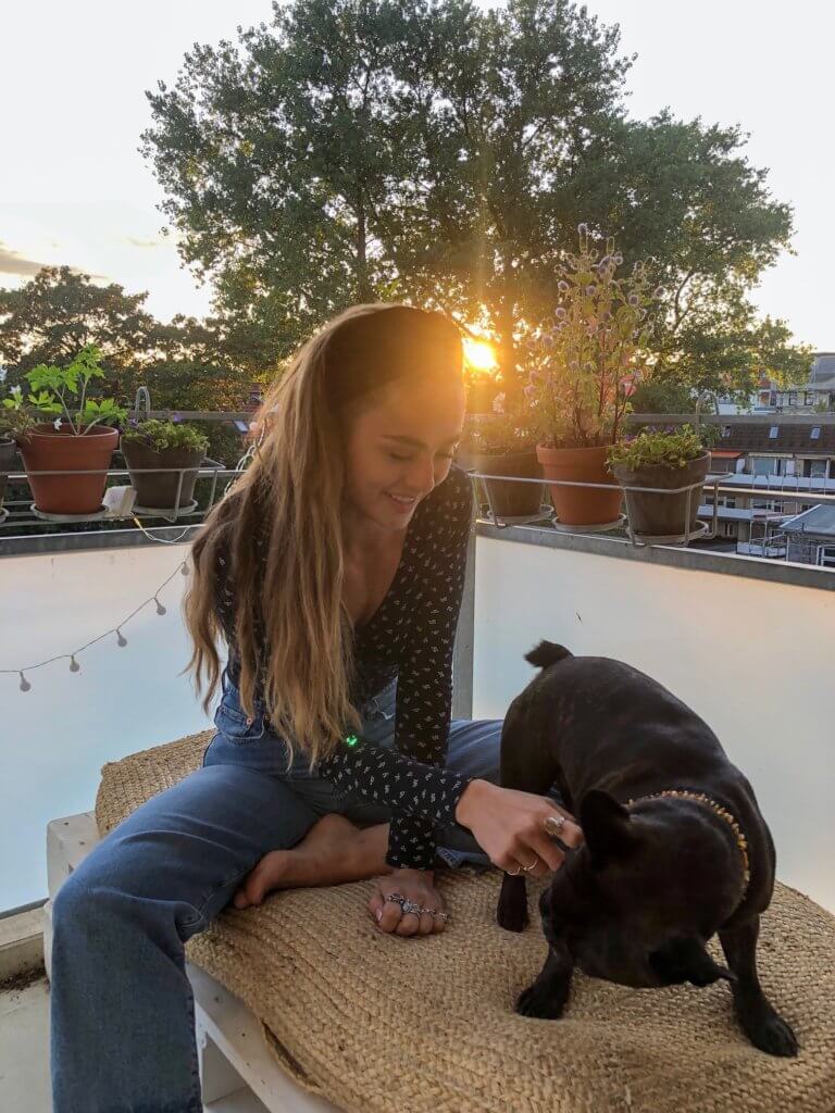 Schaebens-morgenroutine-mit-sofia-früh-aufstehen-mit-hund-spielen