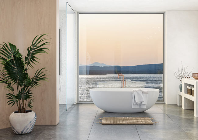 Freistehende Badewanne vor Fenster mit Seeblick, links Pflanze, rechts Regal.