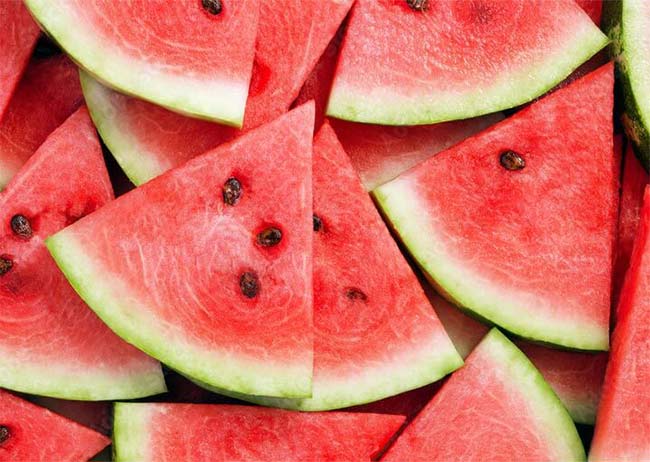 Mehrere aufgeschnittene Wassermelonenstücke.