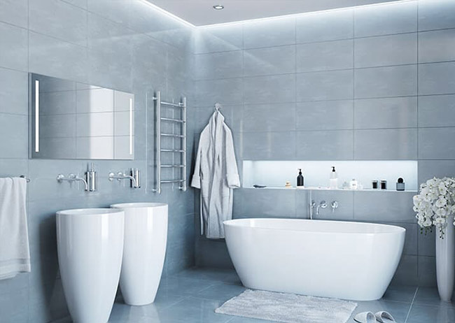 Modernes Badezimmer mit freistehender Badewanne, zwei Waschbecken, Handtuchhalter, Bademantel und dekorativen Blumen.