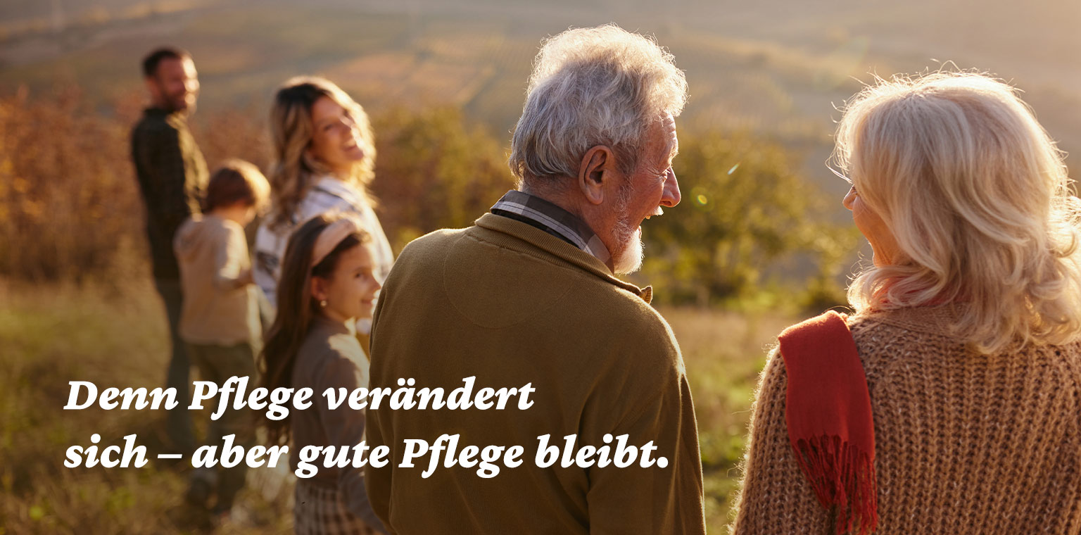 Älteres Paar und Familie bei Sonnenuntergang auf einer Wiese, Text: Denn Pflege verändert sich – aber gute Pflege bleibt.