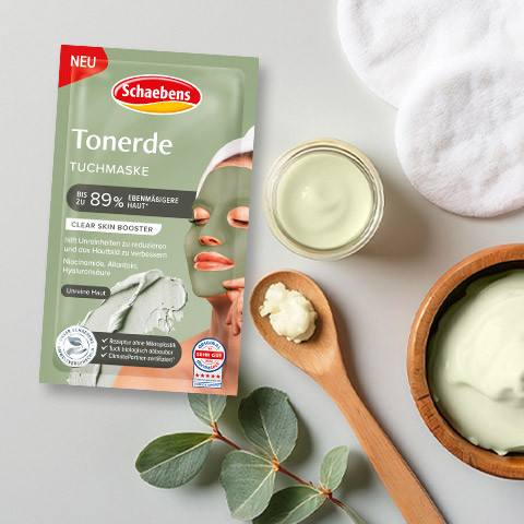Flatlay aus Wattepads Tonerdetextur und der Tonerde Tuchmaske von Schaebens