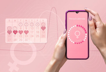 Eine Hand hält ein Smartphone mit Periodenkalender-App vor rosa Hintergrund, daneben ein Kalender mit hervorgehobenen Tagen.