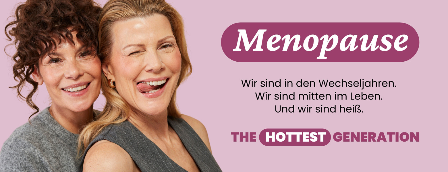 Menopause Header Zwei lächelnde Frauen vor rosa Hintergrund mit Text über Menopause und Selbstbewusstsein.