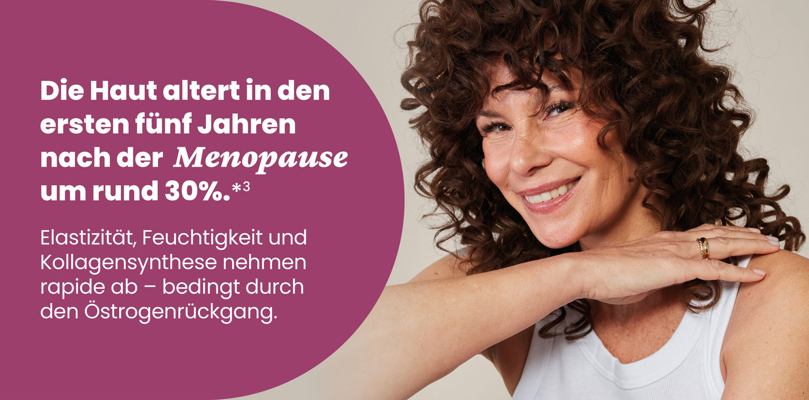 Frau mit lockigem Haar lächelt, Text zur Hautalterung nach Menopause auf lila Hintergrund.