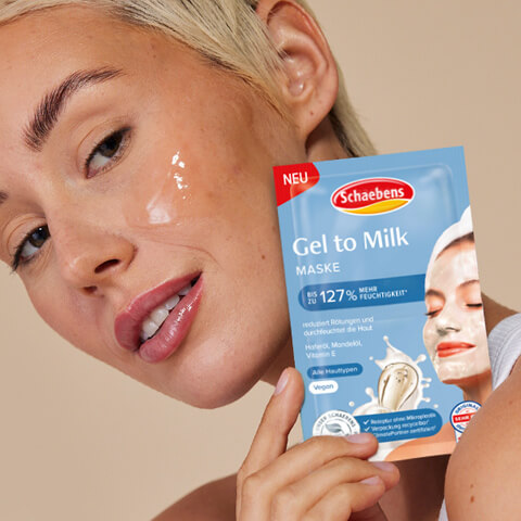 Eine Frau hält die Gel to Milk Gesichtsmaske von Schaebens in der Hand.