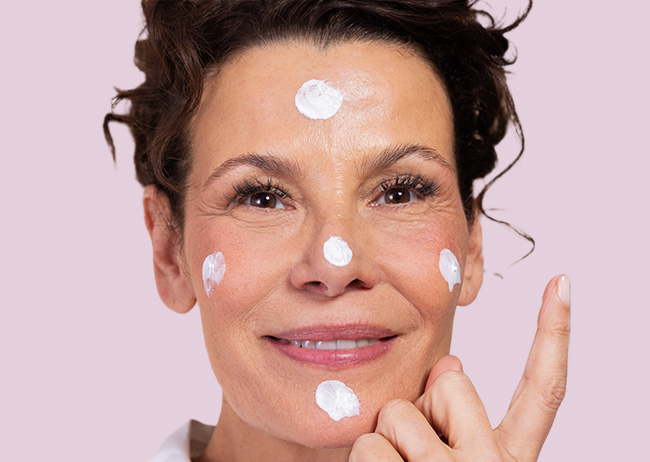 Das Model hat die Tagescreme punktuell im Gesicht verteilt.