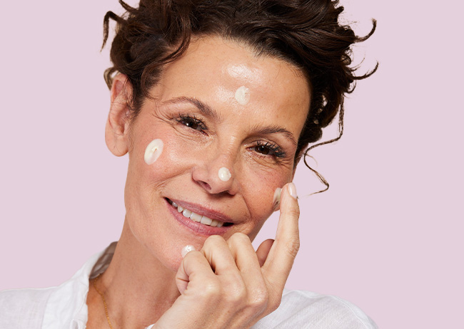 Das Model hat die Nachtcreme punktuell im Gesicht verteilt.