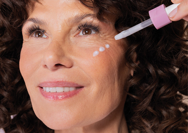 Das Model hat das Serum punktuell auf der linken Wange verteilt.