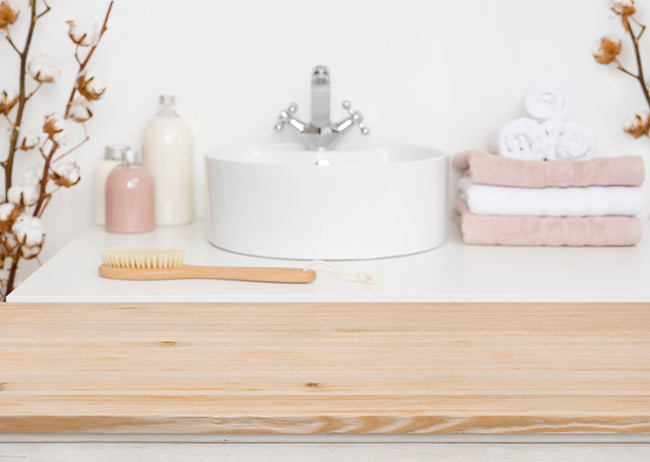 Waschbecken und Dekoration in heller Umgebung.