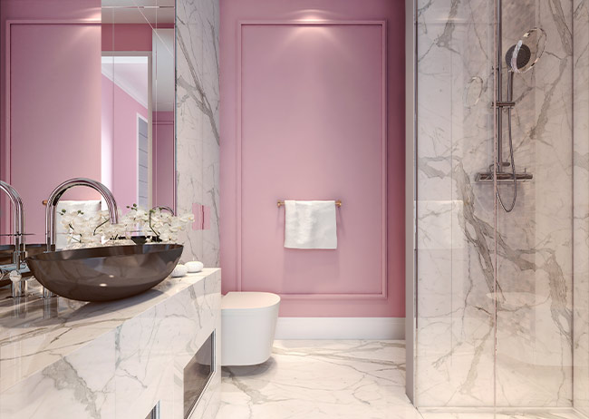 Badezimmer aus Marmor. Wand im Mittelpunkt hebt sich durch seine Rosa gestrichene Farbe hervor.