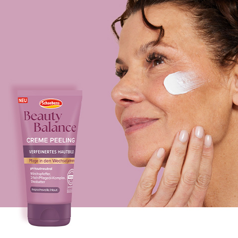 Links ist das Creme Peeling in der Tube abgebildet. Auf der rechten ist das Model in der Anwendungssituation.