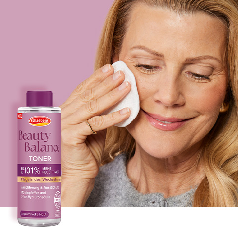 Links ist der Toner in der Flasche abgebildet. Auf der rechten ist das Model in der Anwendungssituation.