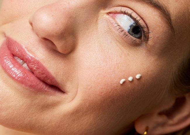 Koffein-Augen-Konzentrat-auf-der-Haut