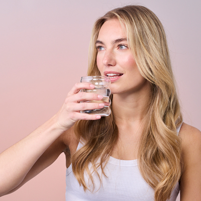 Blanko_Paulina_Wasser_trinken_10554_400x400 Blanko_Paulina_Wasser_trinken_10554_400x400